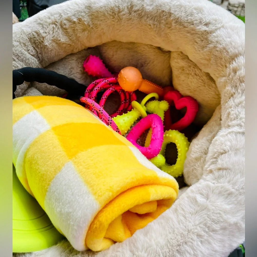 NWT🐾💗Small Dog Gift Bed Basket💗🐾Comes w/leash,blanket,8 great toys,plush…